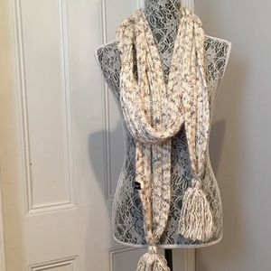 Long tasseled gap scarf
